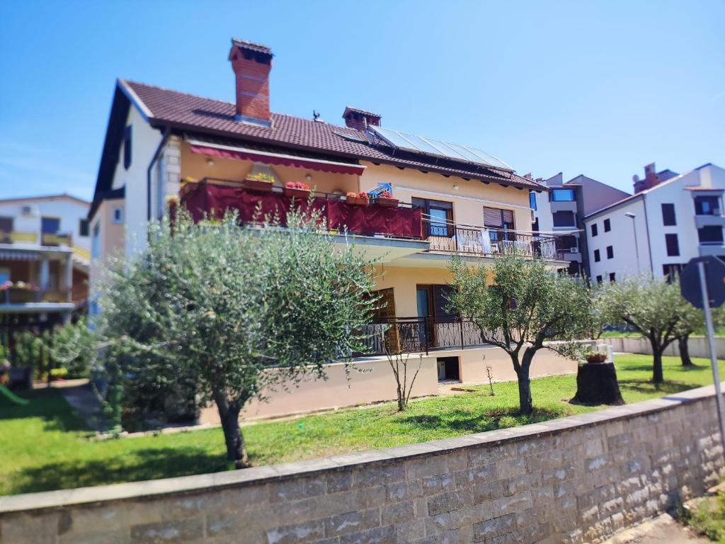 Apartmani Petra — Hotel in Umag