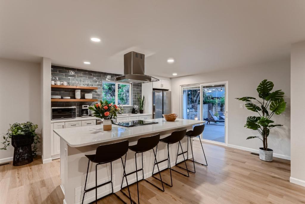 Centrally Located 3 Br - Great For Extended Stays!
