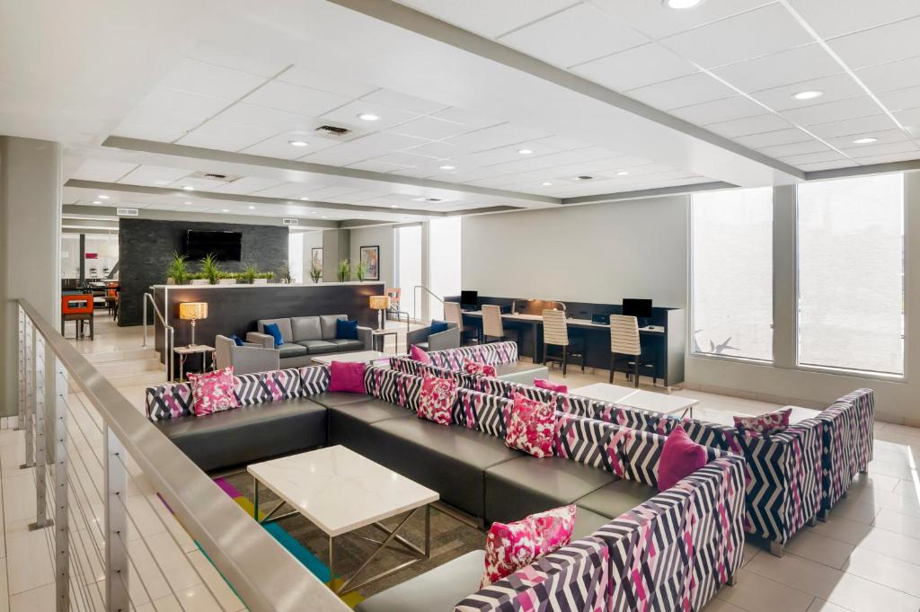 Best Western Plus Commerce Hotel photo