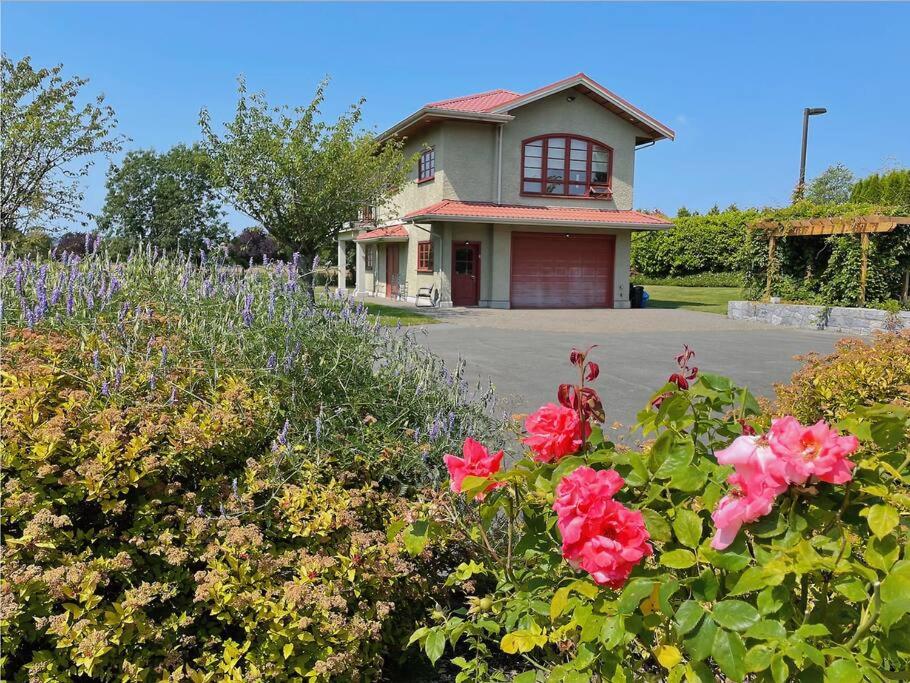 Gorgeous Garden-view House