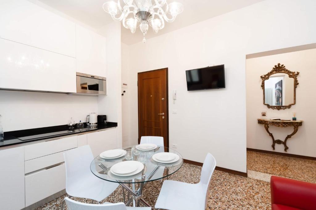 Just Urban Stays - Castello 5067 boutique apartment - 4