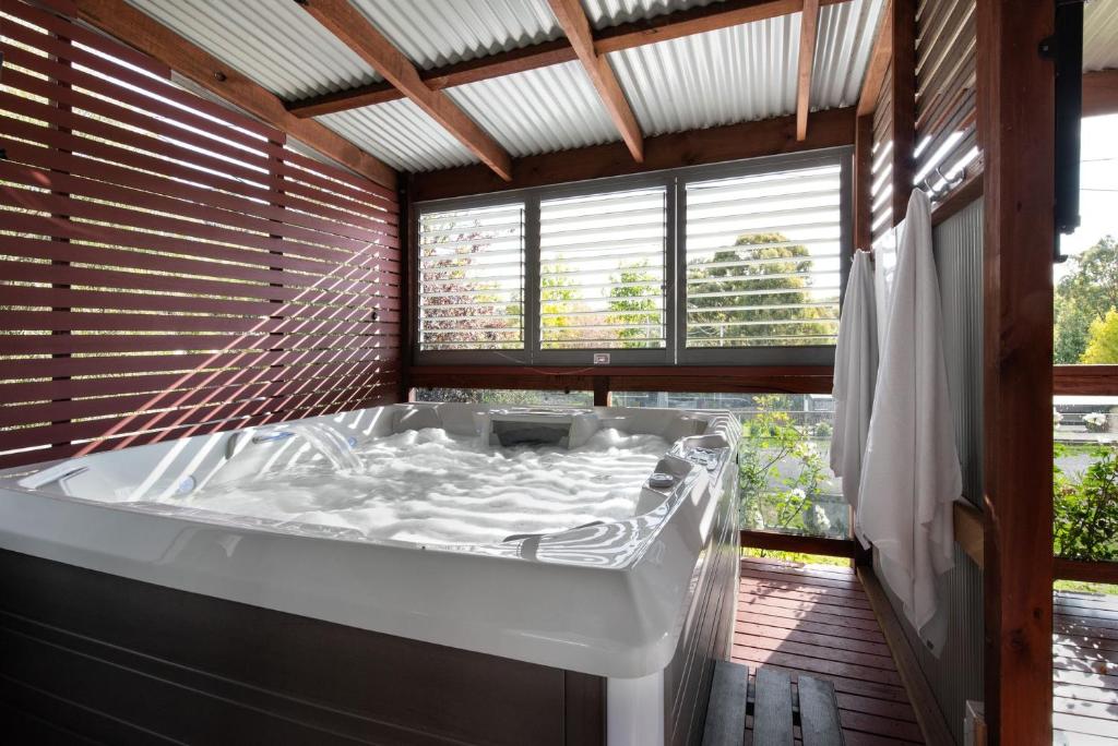 Oblique, Hepburn Springs