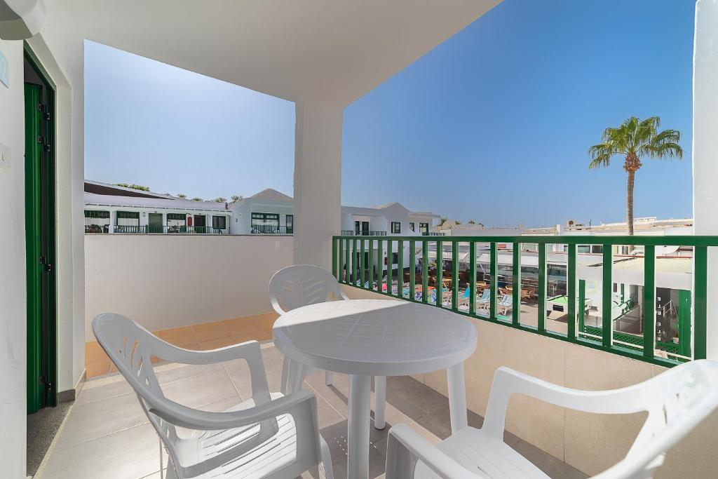 Apartamentos Elena — Hotel building in Puerto del Carmen, Canary Islands