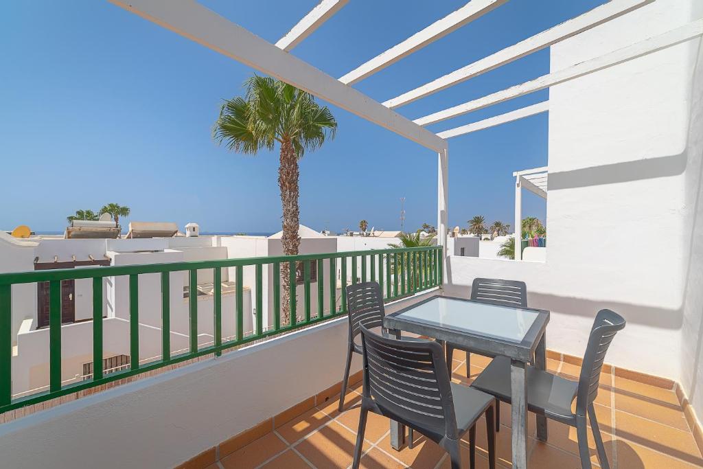 Apartamentos Elena — Hotel building in Puerto del Carmen, Canary Islands