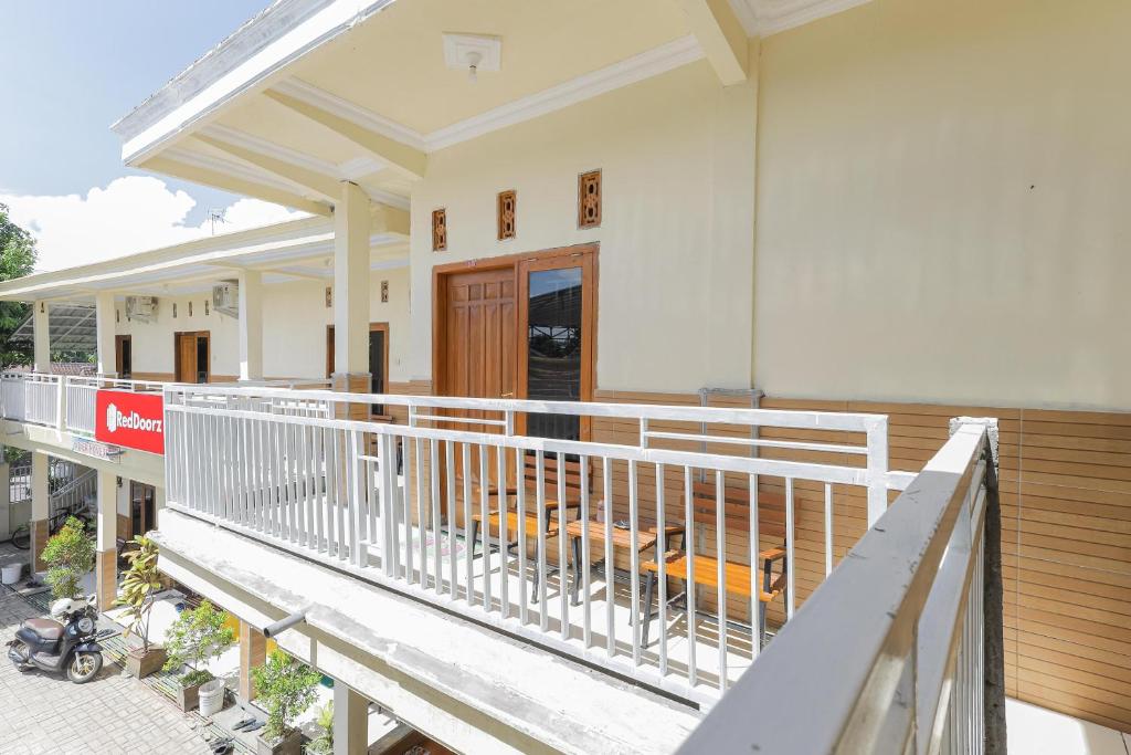 RedDoorz Syariah near Alun Alun Pasuruan의 숙소 전경