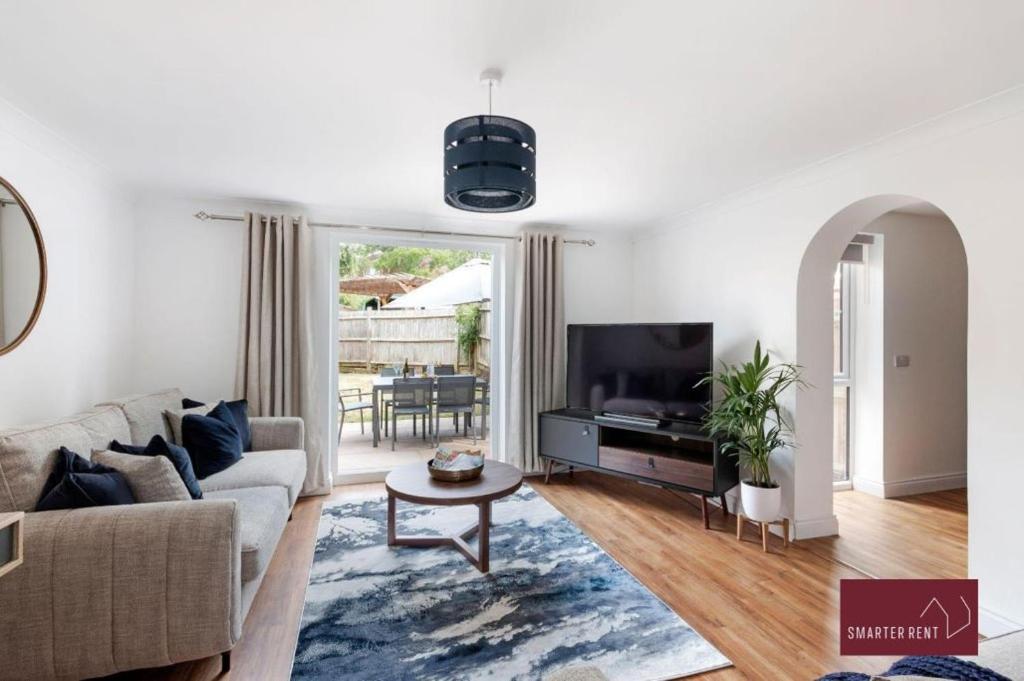 Guildford - 3 Bedroom Home - Driveway & Garden, Guildford