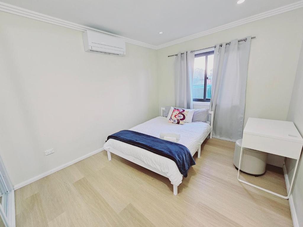 Fragrant Home68C one king single bed aircon Room in Doonside, Australia reviews, prices