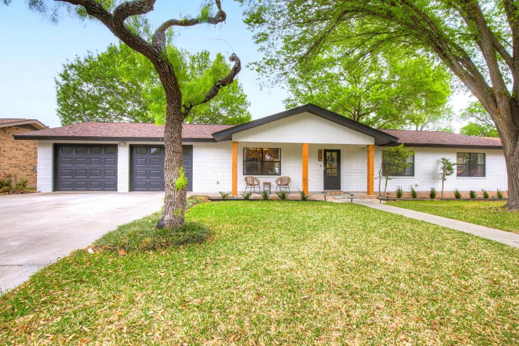 Bubbles on Bowie Walk to Main St, Fredericksburg