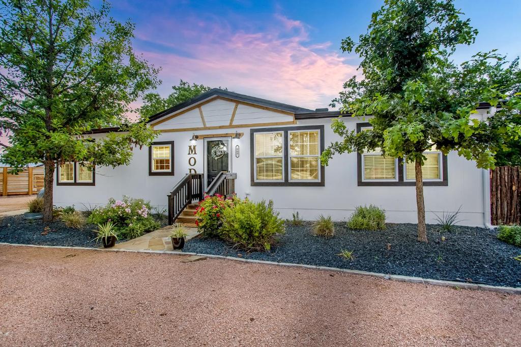 Poplar Place Mod with Hot Tub - 1 mi to Main Street, Fredericksburg