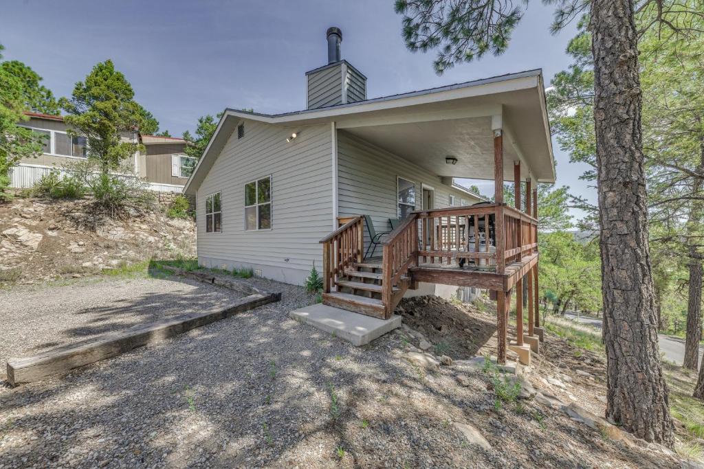 Hillside Haven with Deck Less Than 2 Miles to Dwtn Ruidoso!, Ruidoso