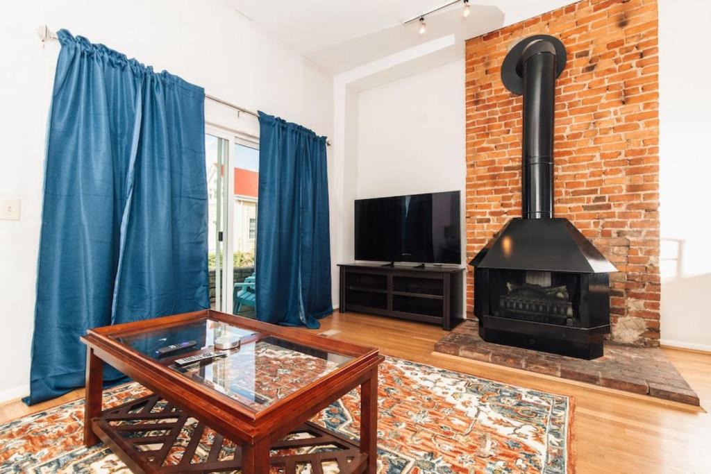 Mt Adams 2BR Great Location Steps from Monastery