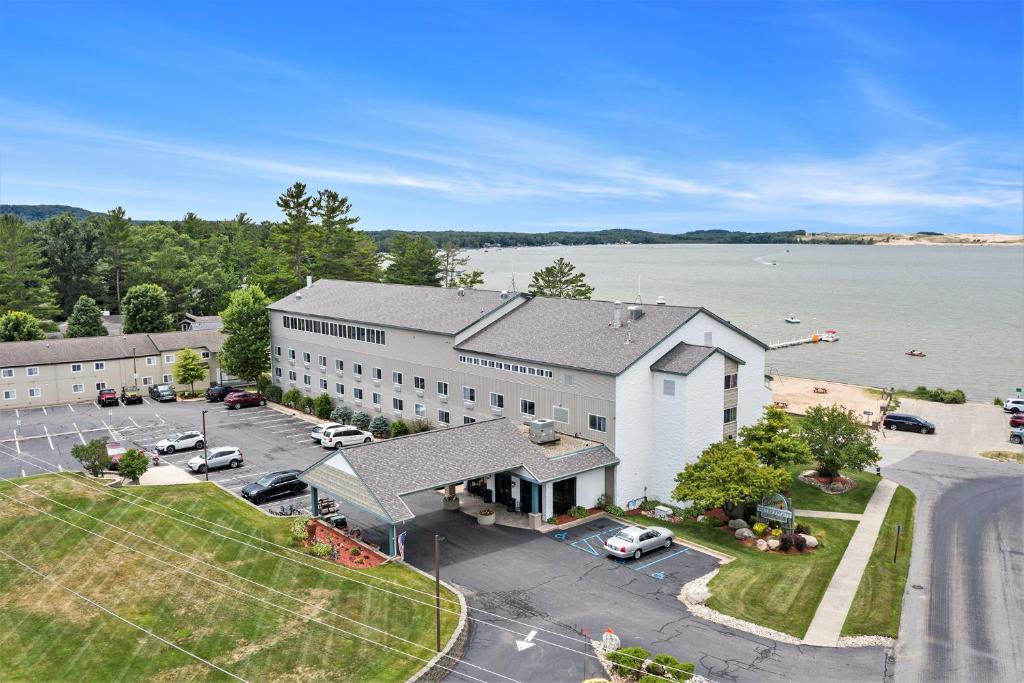 Dunes Waterfront Resort — Hotel in Mears (MI)