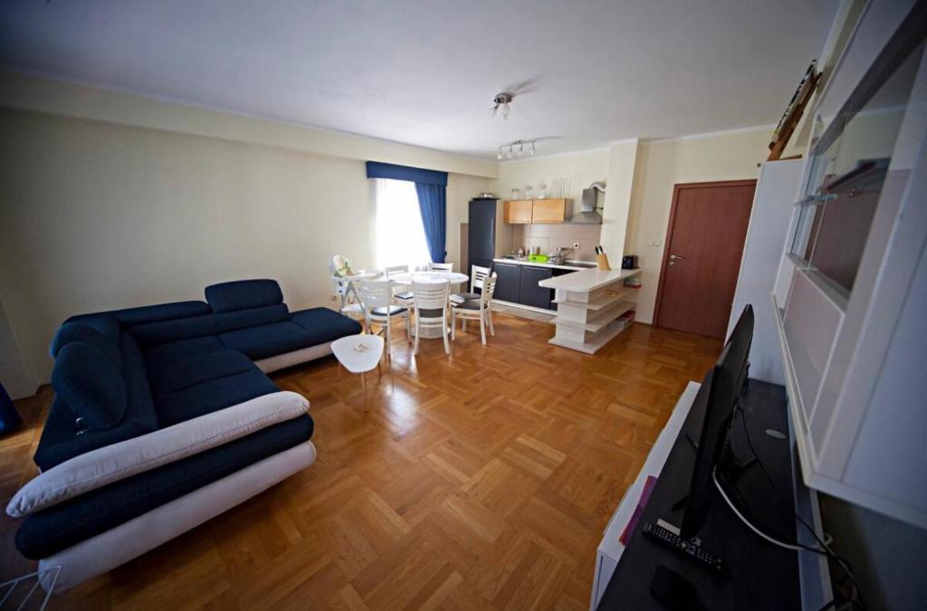 Lovely 2-bedroom condo with private garage - 4