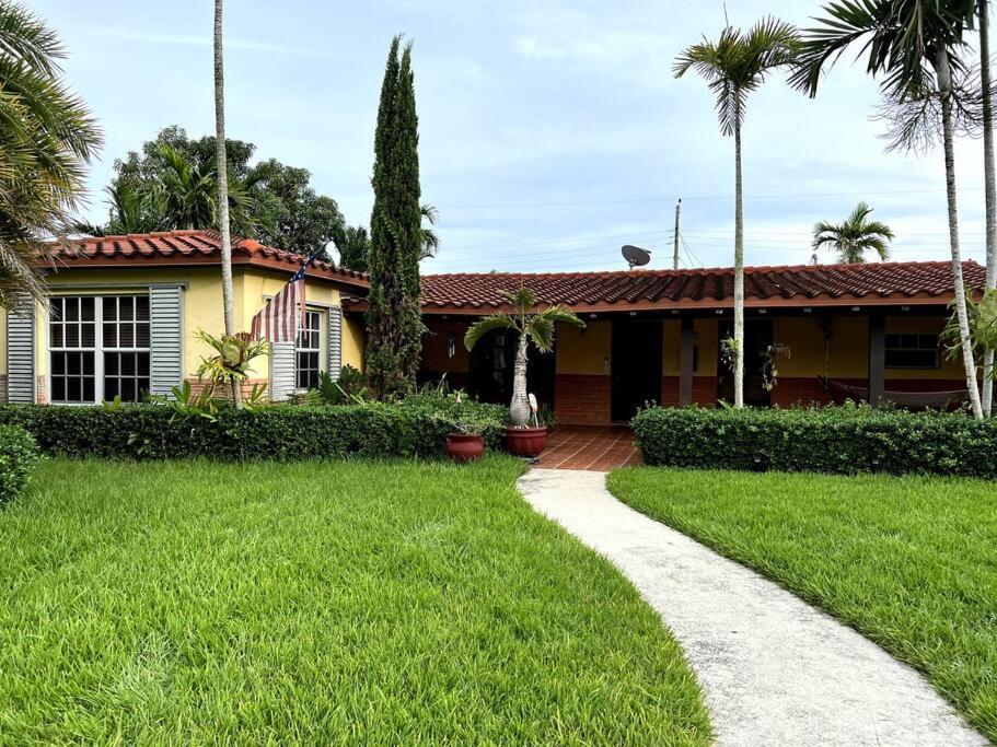 Adorable 2-Bedroom house with free parking