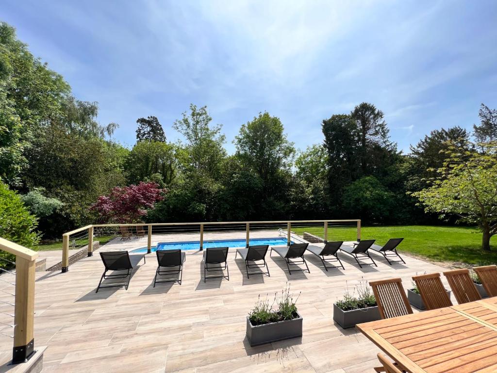 Refurbished coach house with pool & wood fired hot tub