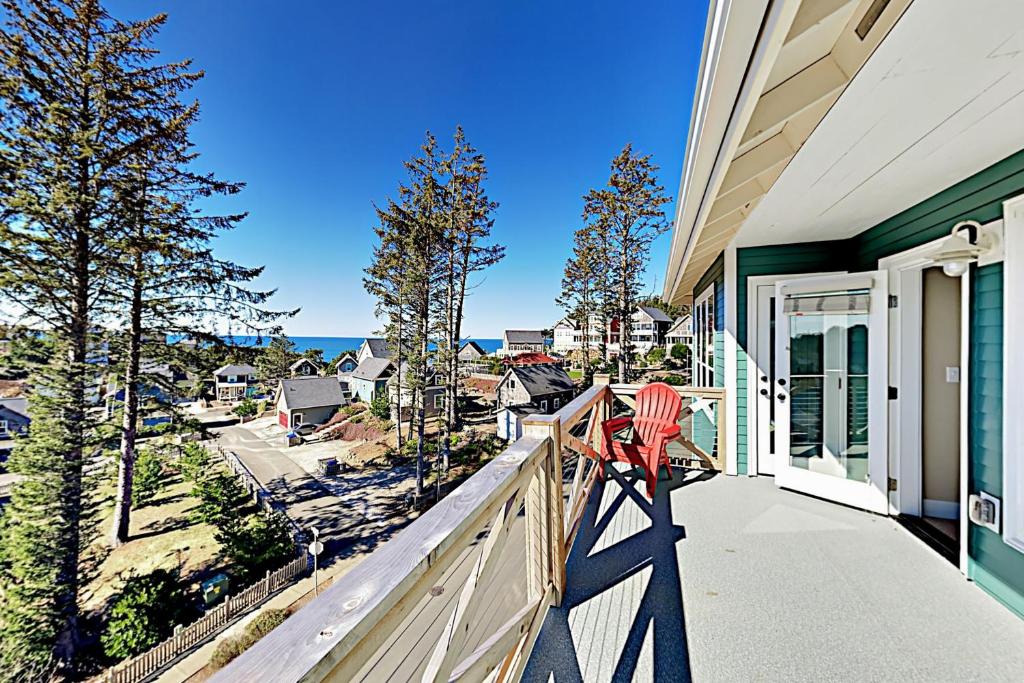 The Two Seas, Lincoln City