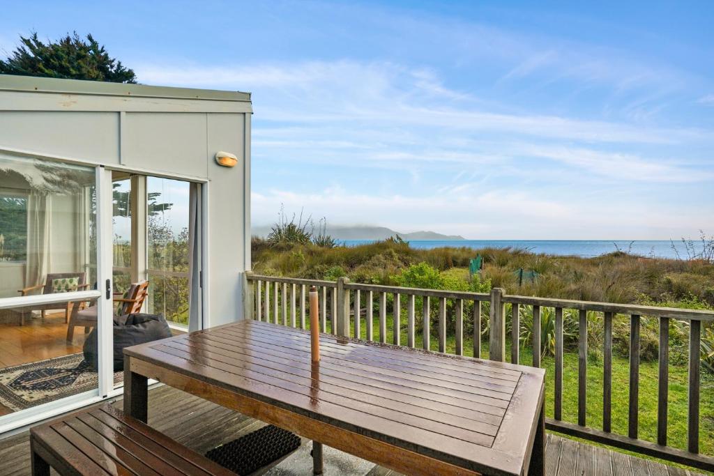 Olde Beach Pearl - Waikanae Beach Holiday Home, Waikanae