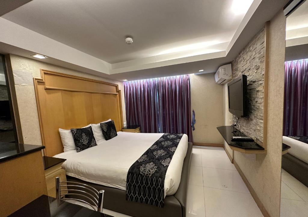 Shared lounge/TV area