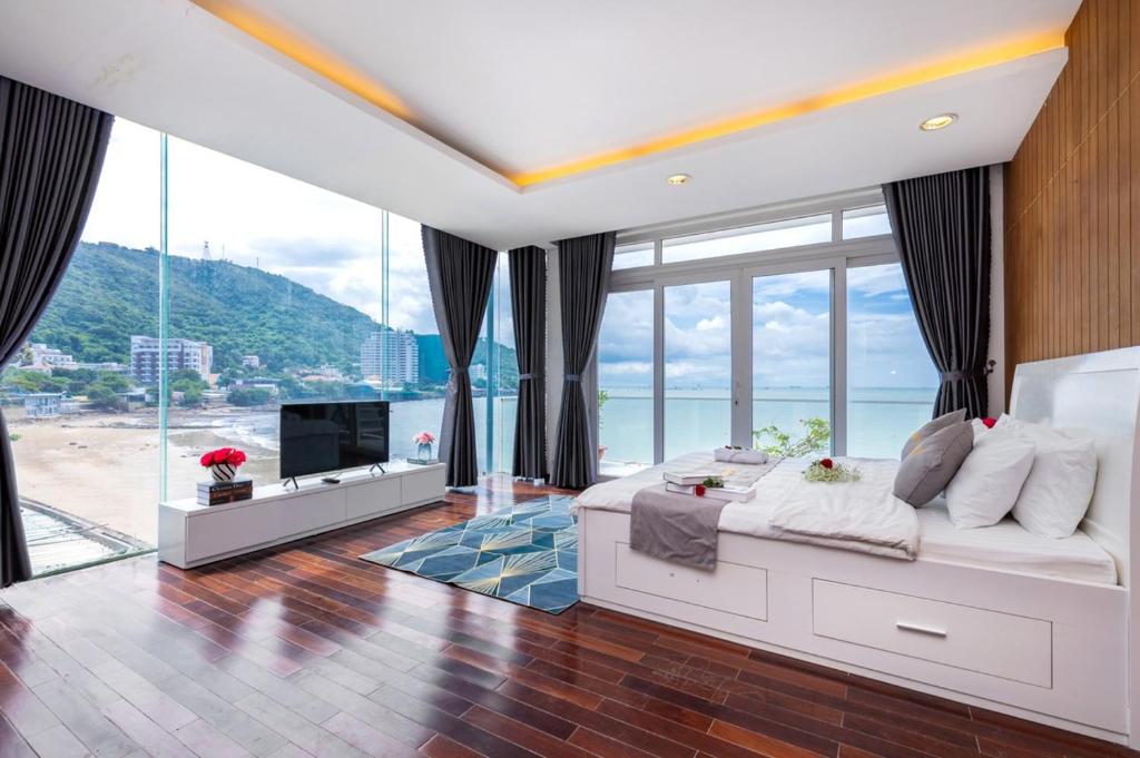 Palm Villa 23 (Beachfront Pool Villa Vung Tau with an Ocean view and Karaoke, Billards)