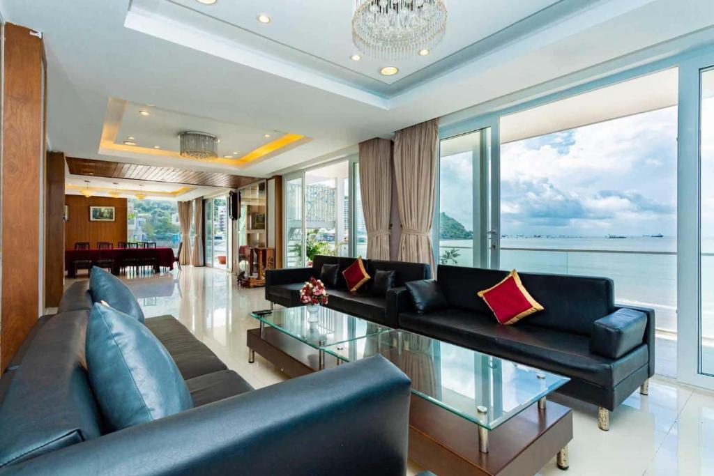 Palm Villa 23 (Beachfront Pool Villa Vung Tau with an Ocean view and Karaoke, Billards)