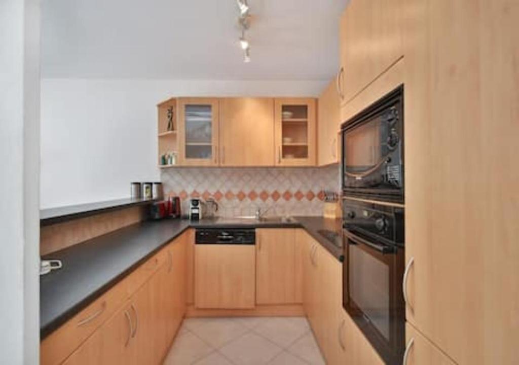 Charming Two-Bedroom Apartment with balcony and Garage by the Marina - 4
