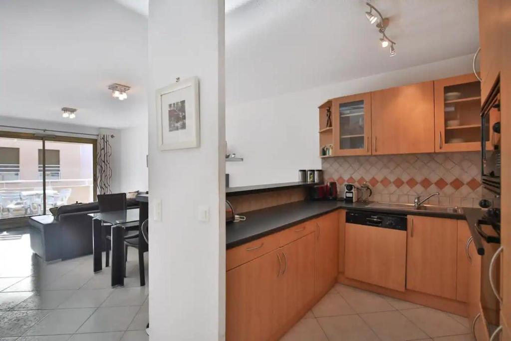 Charming Two-Bedroom Apartment with balcony and Garage by the Marina - 5