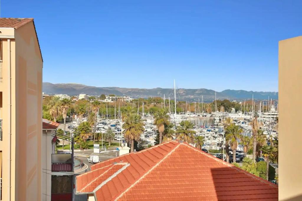 Charming Two-Bedroom Apartment with balcony and Garage by the Marina - 3