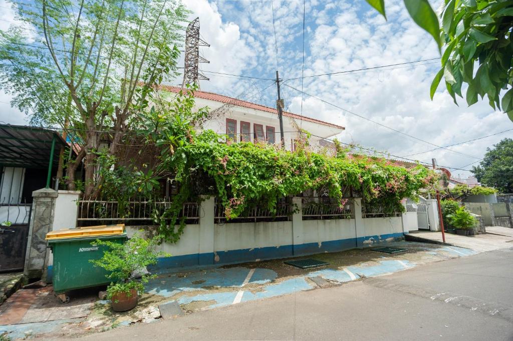 RedDoorz Syariah near PGC Cililitan