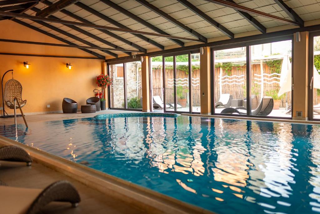 Boutique Hotel Kastel의 실내 수영장