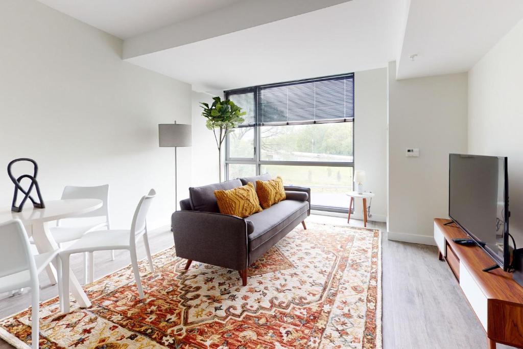 Pet-Friendly 2BR at The Boathouse Apts w Gym