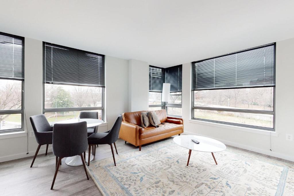 Desirable 2 BR Near Georgetown w Concierge Gym