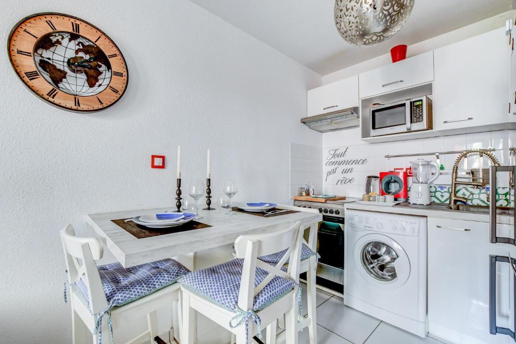 L Oasis studio proche hopital et aeroport Piscine Parking &Netflix photo