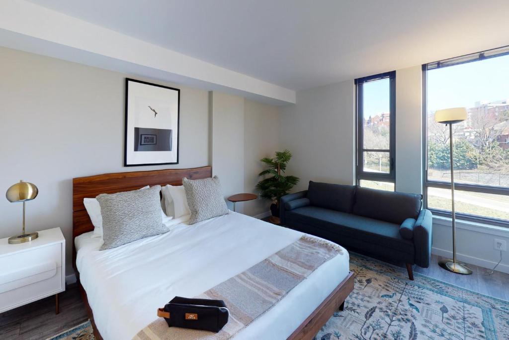 Fashionable Studio Near Dtwn DC w Pool Gym