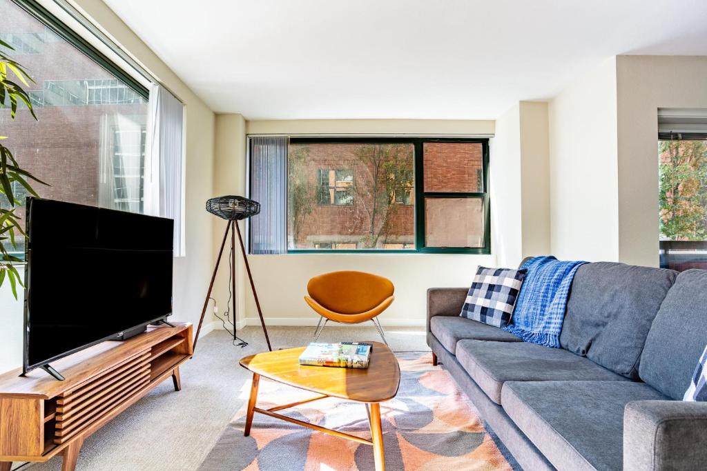 Spacious 2BR in Portland Parking Pool