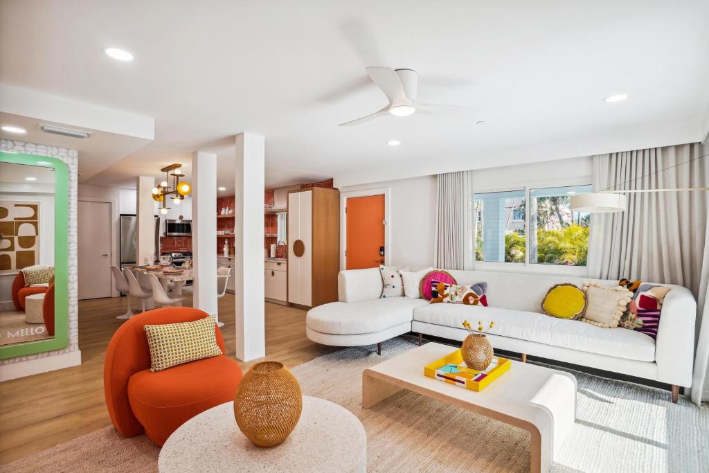 High Tide, Holmes Beach