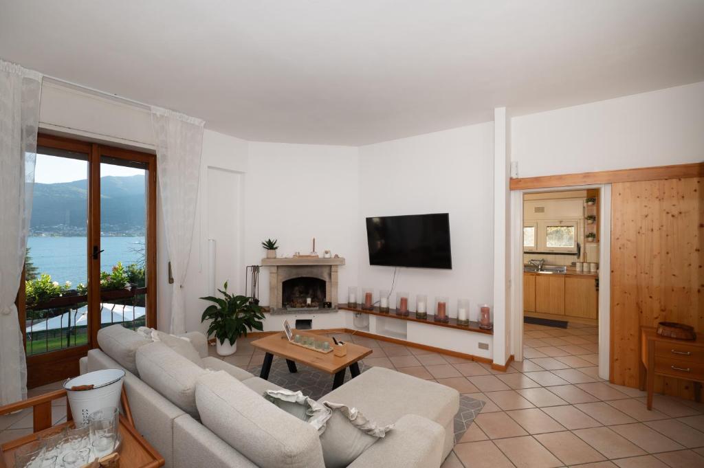Two Gardens Lake View Apartment - 5