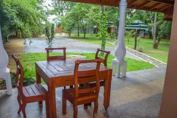Kirindioya Village Safari Lodge, hotel in Tanamalwila