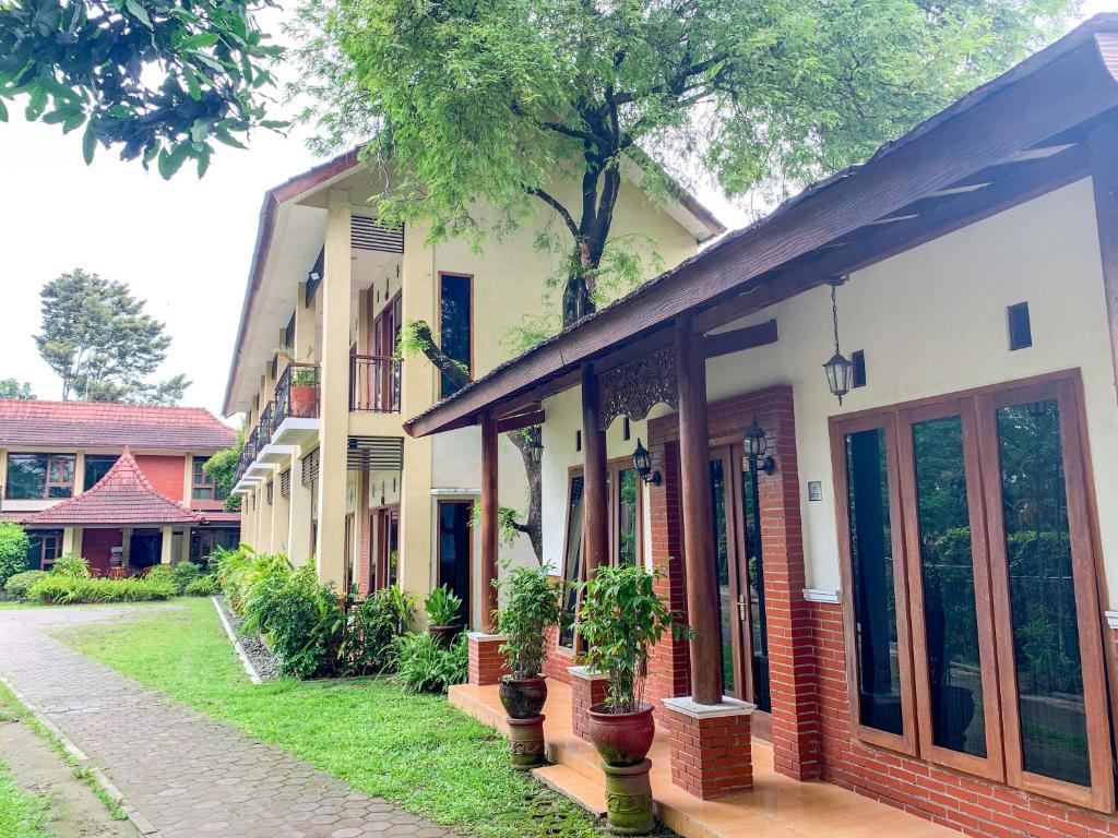 OYO 261 Sasono Putro Guest House
