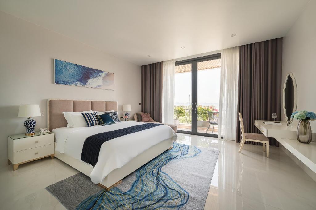 Tahagi Villa Tuan Chau Ha Long by HOFs