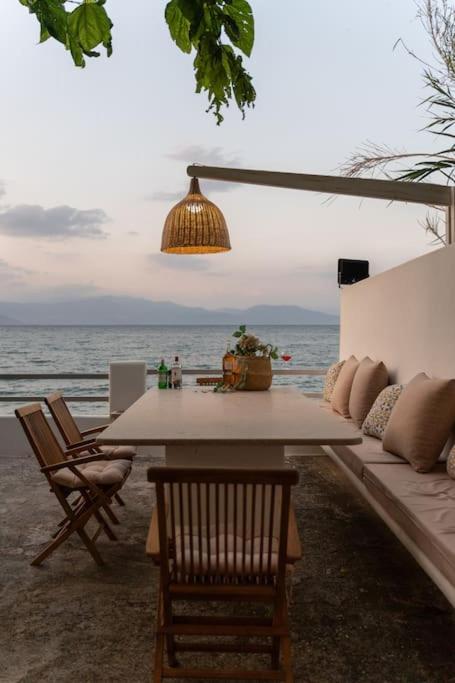 Evoque place, Aígio