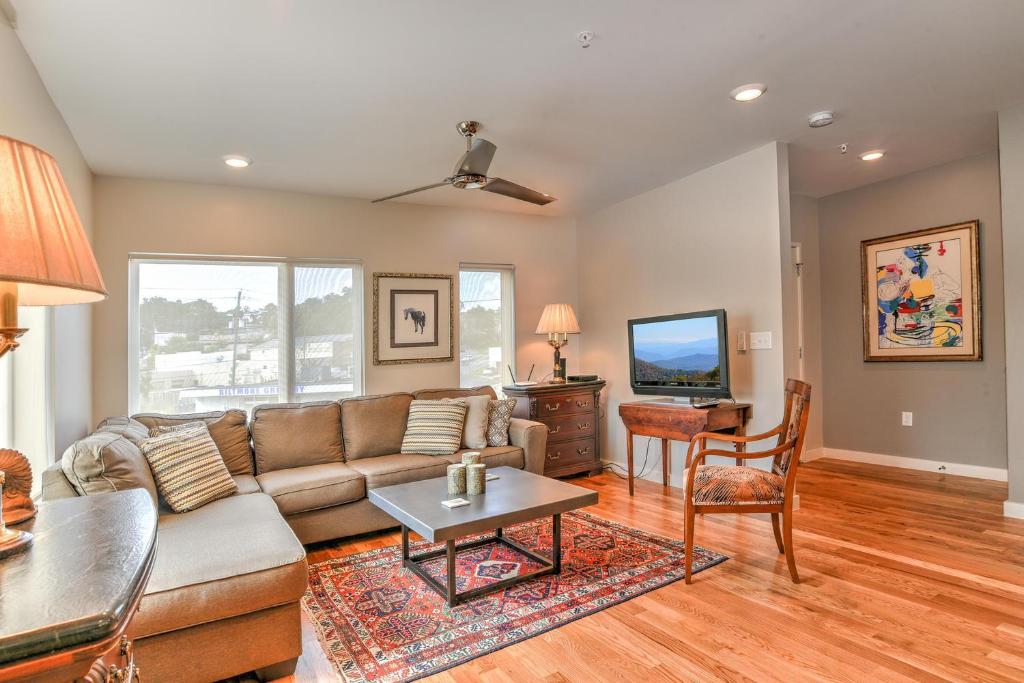 Luxe Townhouse with Garage and Terrace, Asheville