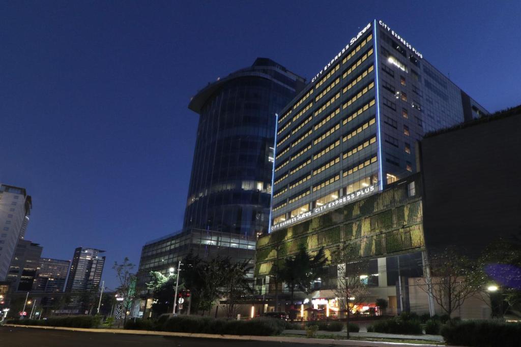 Exterior view, City Express Suites by Marriott Santa Fe in Mexico City