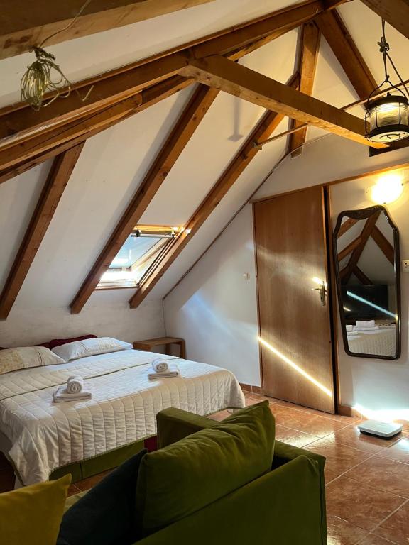 The Cozy Attic Stay - 5
