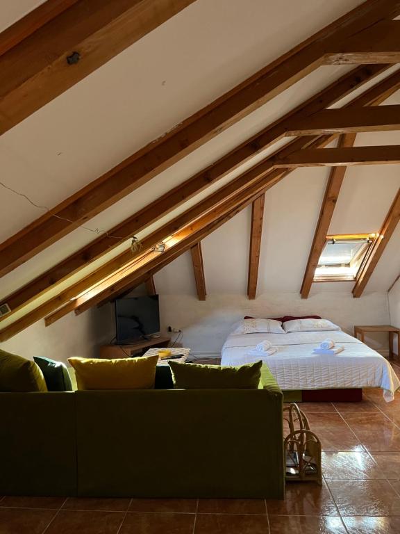 The Cozy Attic Stay - 4