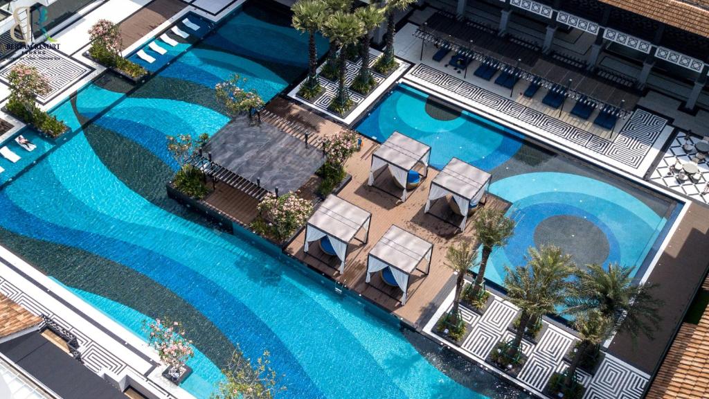Swimming pool