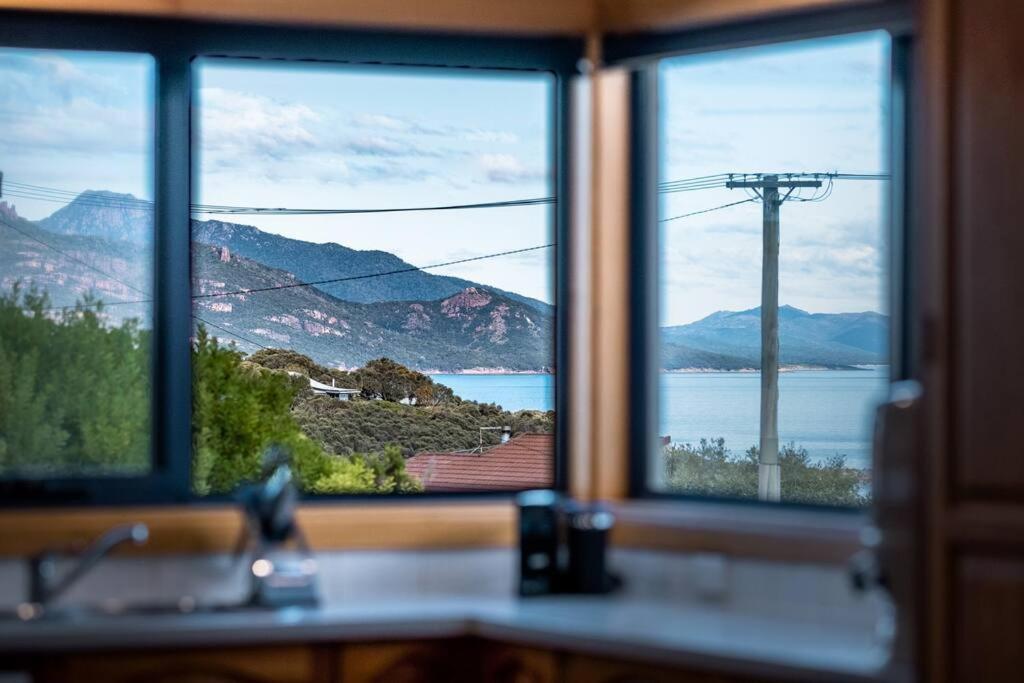 Blue Waves, Coles Bay