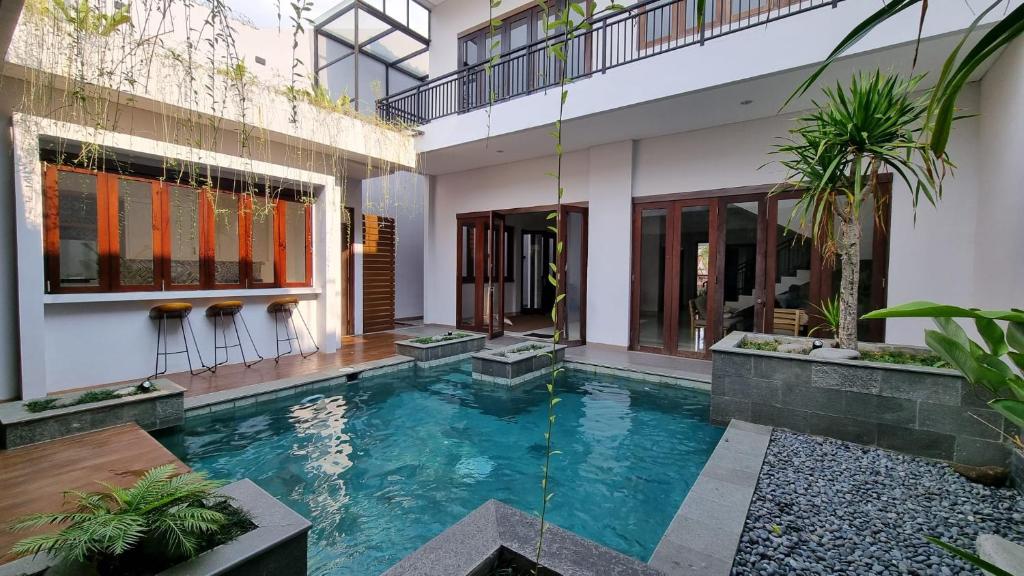 Namdur Villa Sariwangi &#8211; Tropical Villa in Bandung With Private Pool