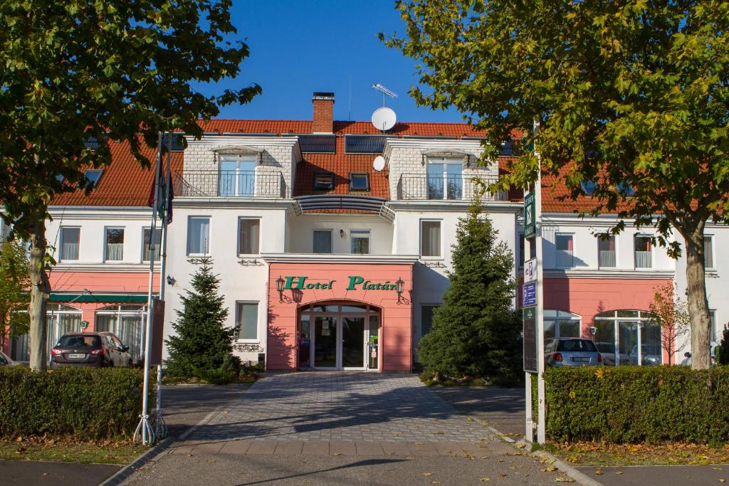 Exterior view, Hotel Platan in Debrecen