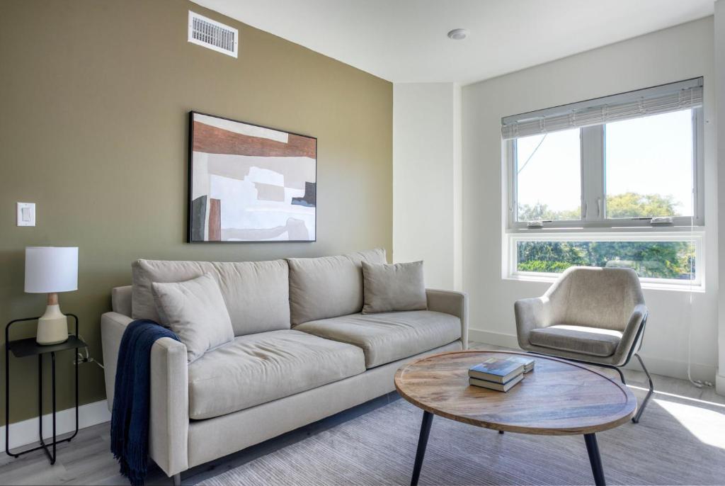 West LA 1br w rooftop gym nr restaurants LAX-1103, Los Angeles