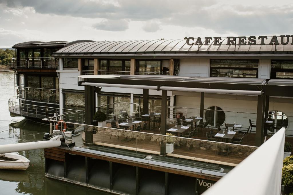 Vogue Boat Apartments photo